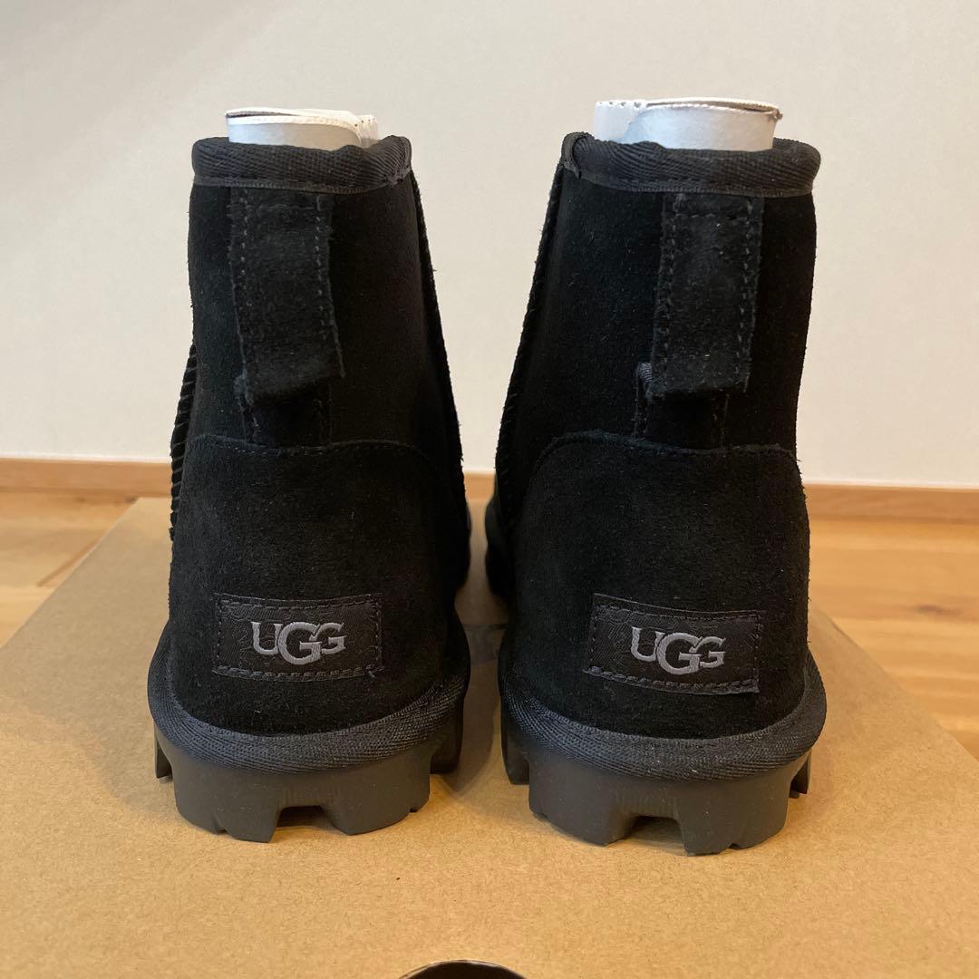 【新品未使用】UGG エッセンシャルミニ 黒色 US7 ムートンブーツ