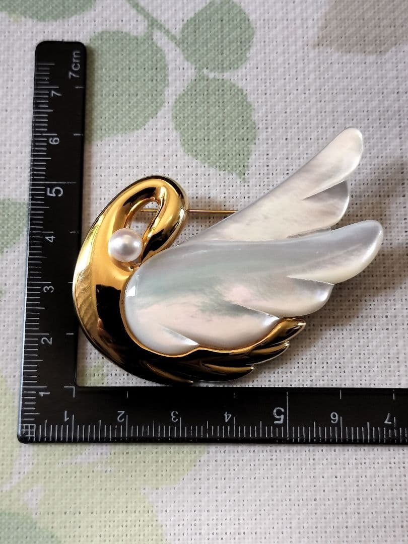 田崎白鳥デザインのブローチ