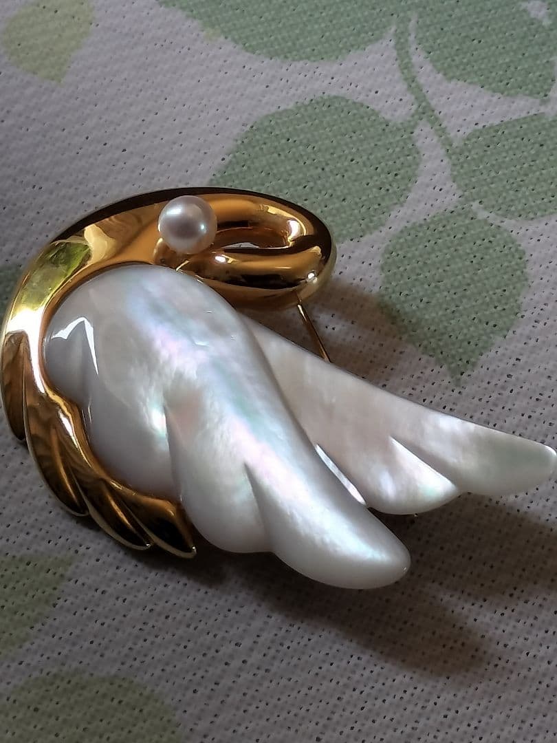 田崎白鳥デザインのブローチ