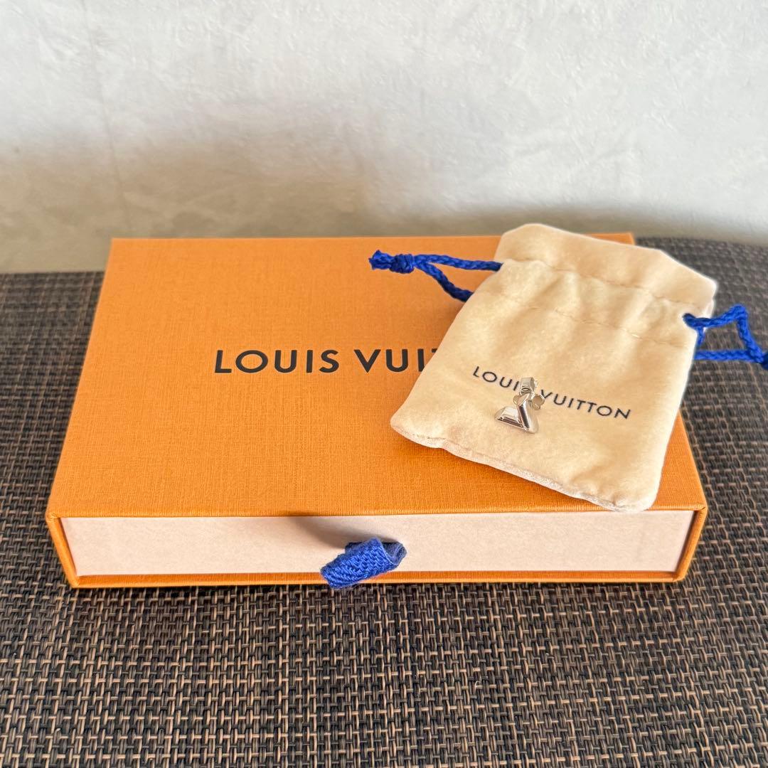 LOUIS VUITTON シルバー ピアス　片耳　ポーチ付き