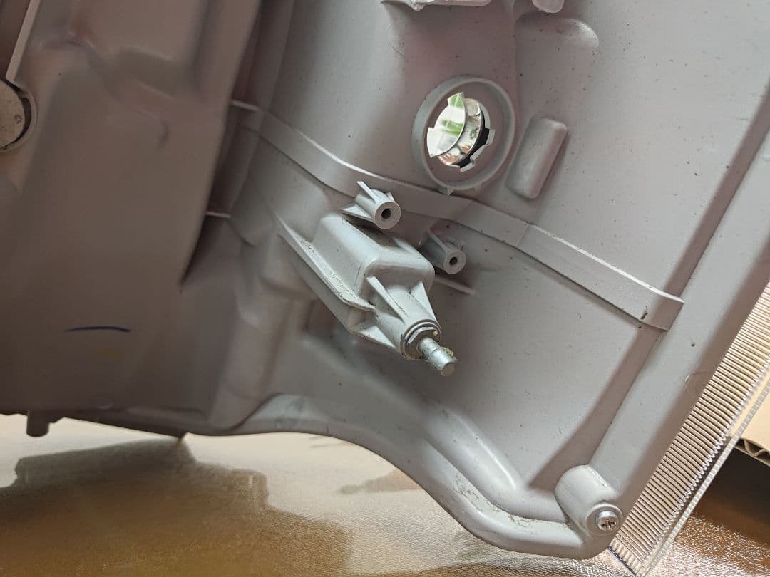 ハイエース純正LEDヘッドライト右側ジャンク　Koito26-137