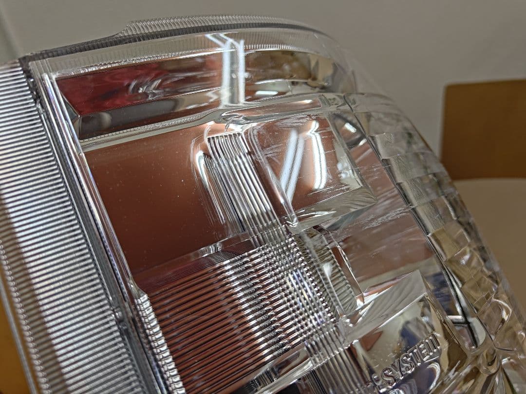 ハイエース純正LEDヘッドライト右側ジャンク　Koito26-137