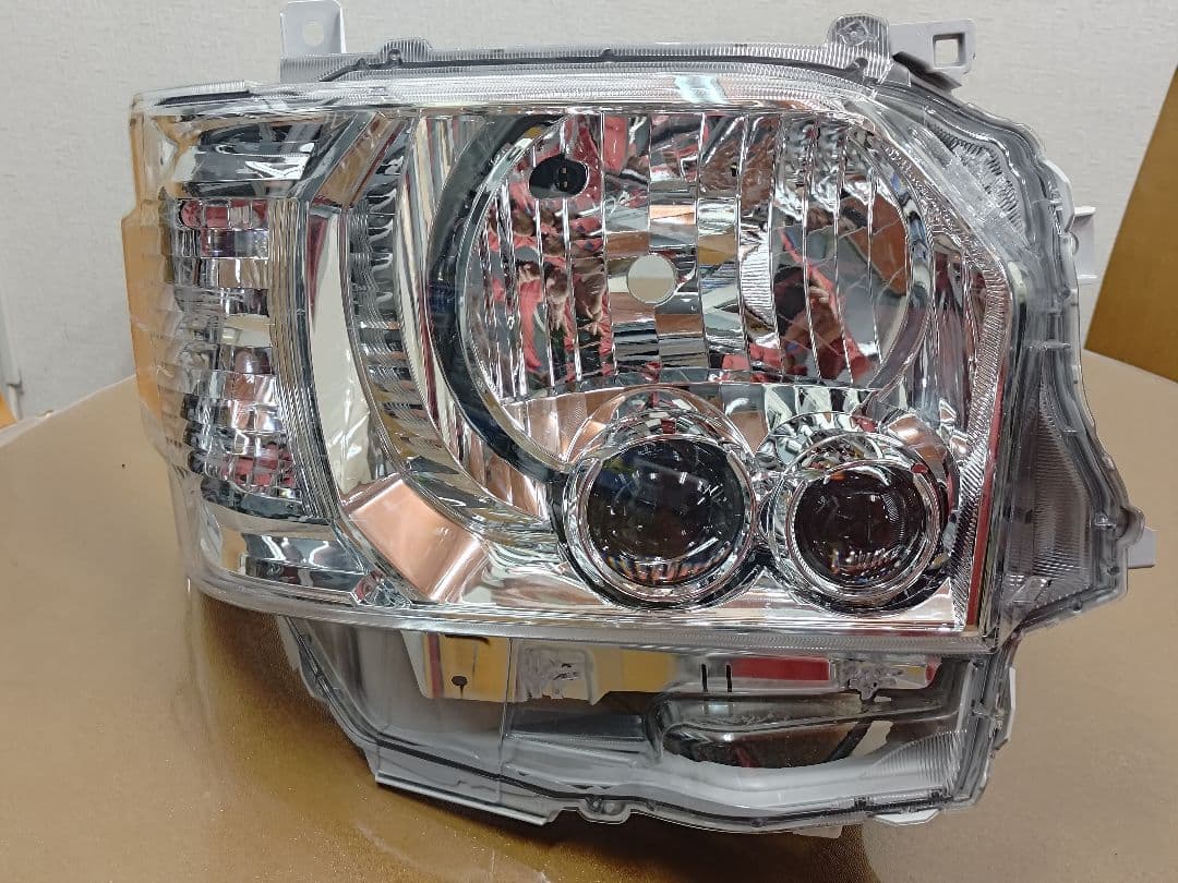 ハイエース純正LEDヘッドライト右側ジャンク　Koito26-137