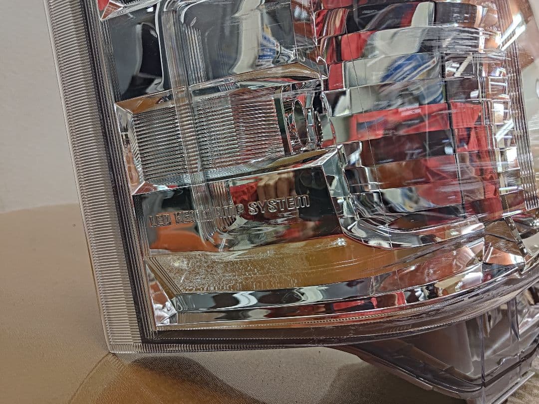 ハイエース純正LEDヘッドライト右側ジャンク　Koito26-137