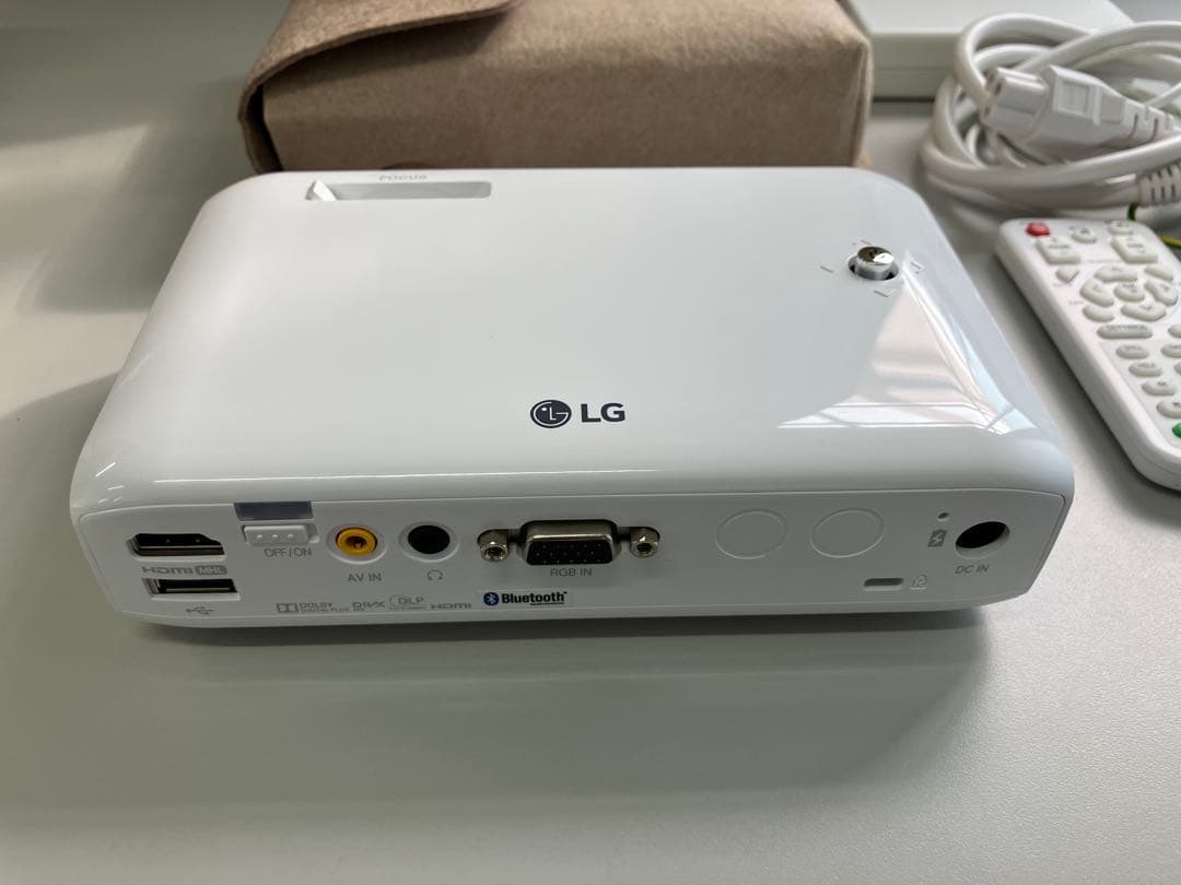 100インチいける! キャンプにも！　LGプロジェクターおまけ付きPH550G