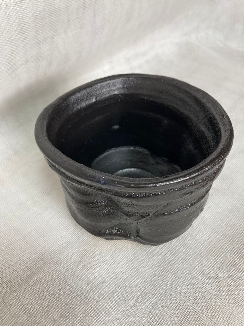 瀬戸焼／変形黒織部茶碗／B35