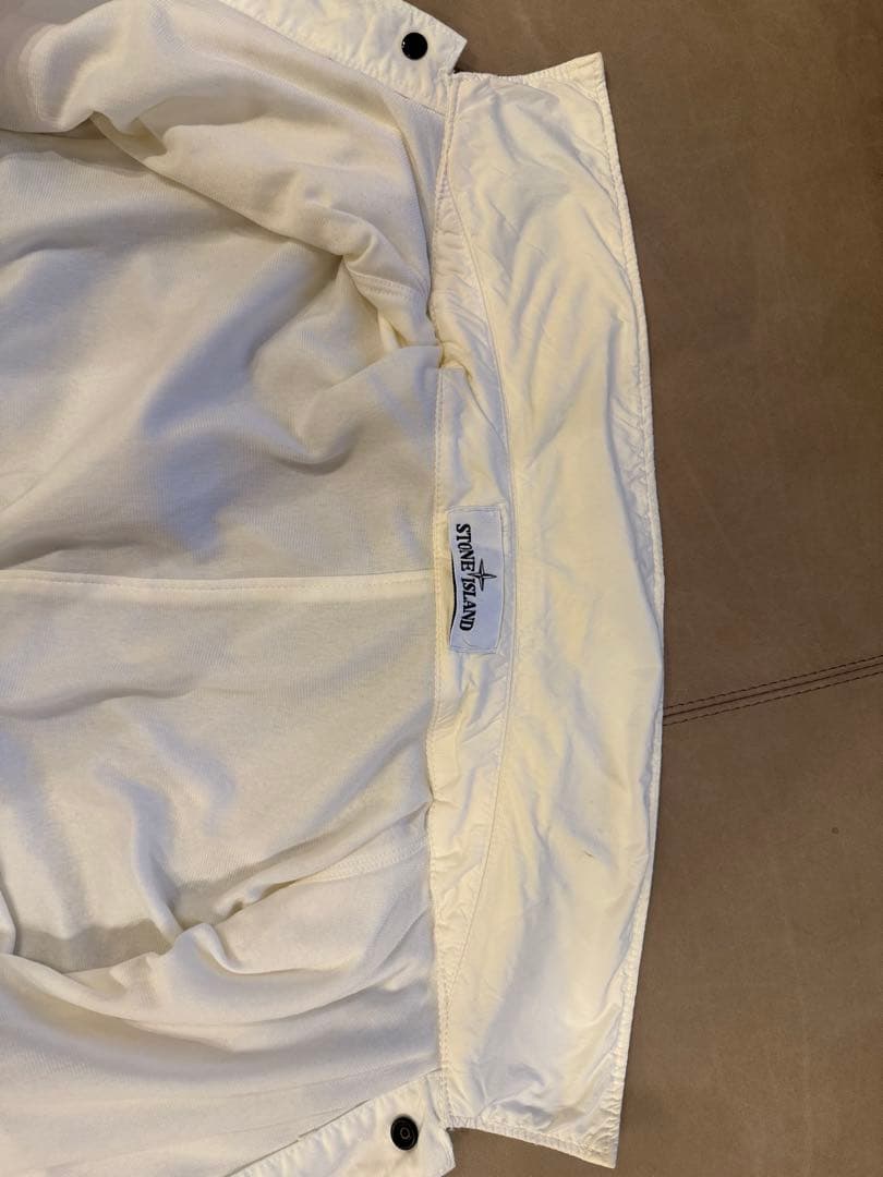 Stone  ナイロンジャケット　ロゴパッチ付き