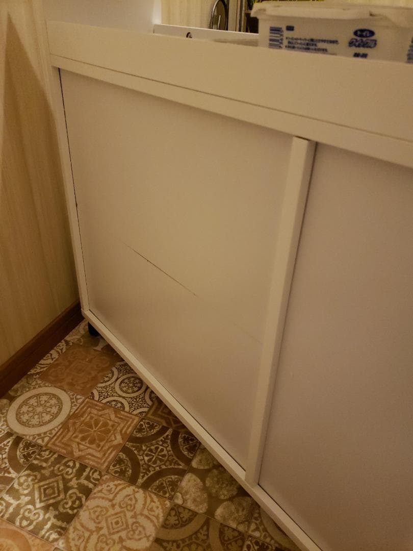 実用的な収納スペース キャスター付き スライド 北欧デザイン