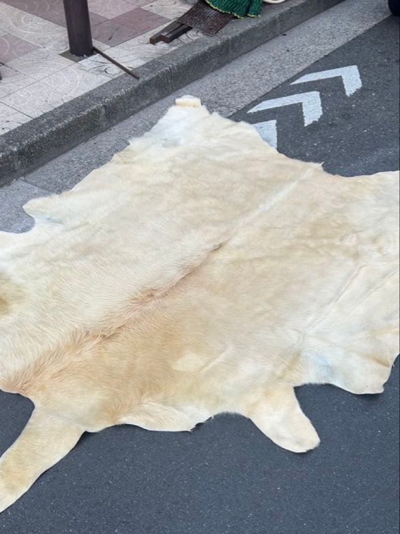 邦*様 ヤングカーフ　ラグ　カーペット　カウラグ　クリーム色　特大　bormes