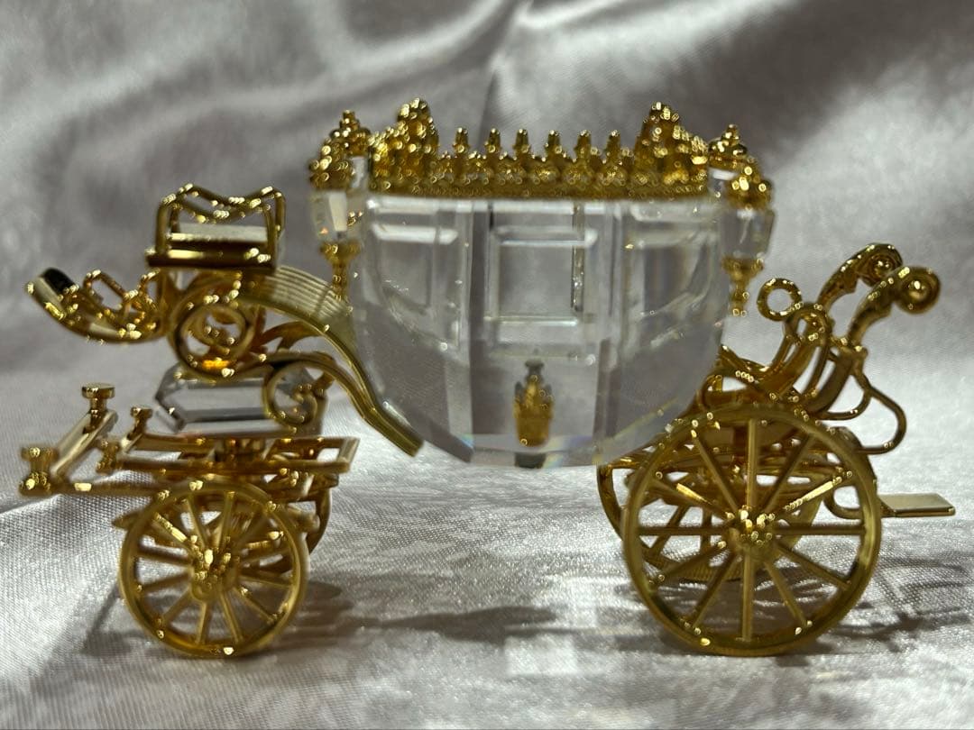 Swarovski クリスタル　馬車　ゴールド置物