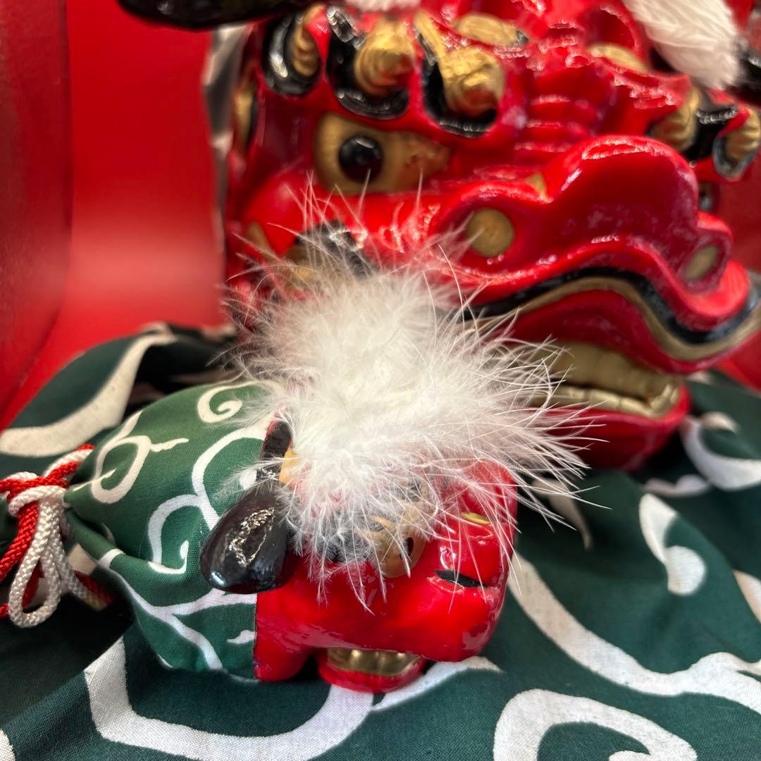 赤い獅子頭の飾り物