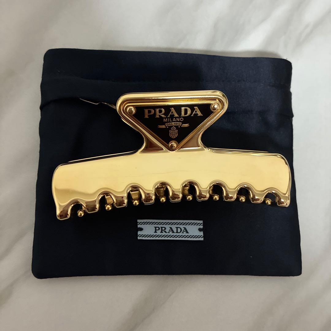 プラダ PRADA ヘアクリップ　ゴールド　ロゴ　正規品　ヘアアクセサリー