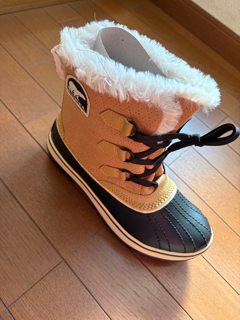 新品　SOREL 防水ファー付きレースアップブーツ