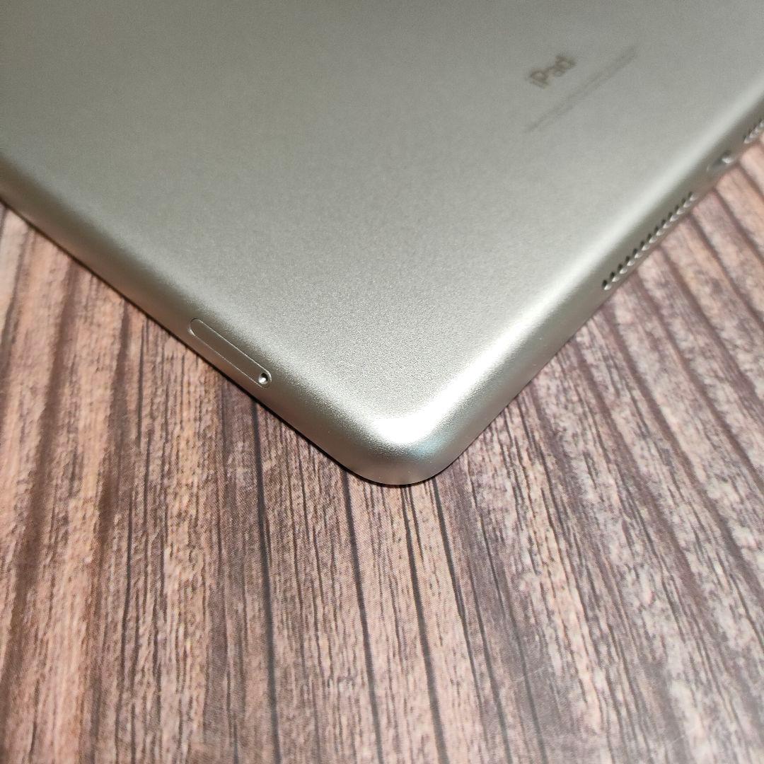 iPad 第6世代 32GB シルバー SIMフリー 新品近い