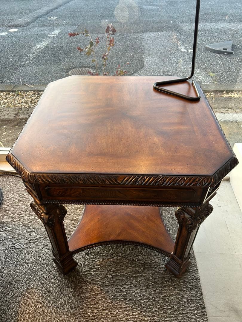 アンティーク調テーブル　西洋家具　彫刻装飾付き サイドテーブル