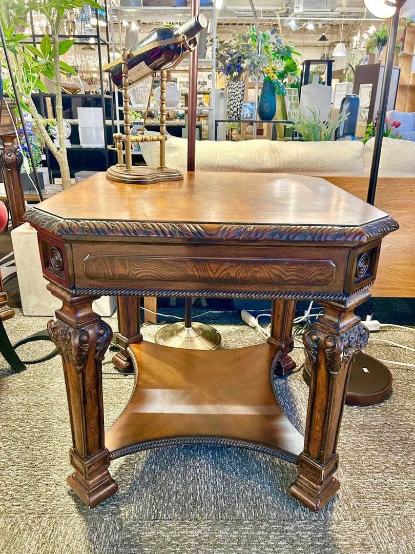 アンティーク調テーブル　西洋家具　彫刻装飾付き サイドテーブル