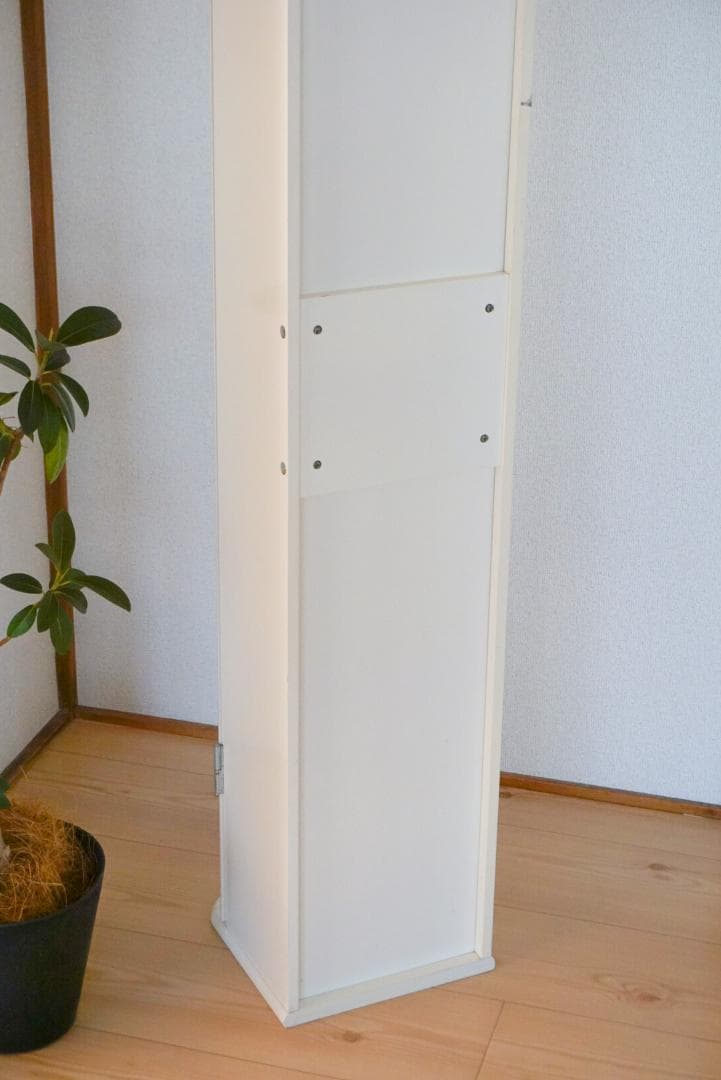 White Shelf / 丸窓