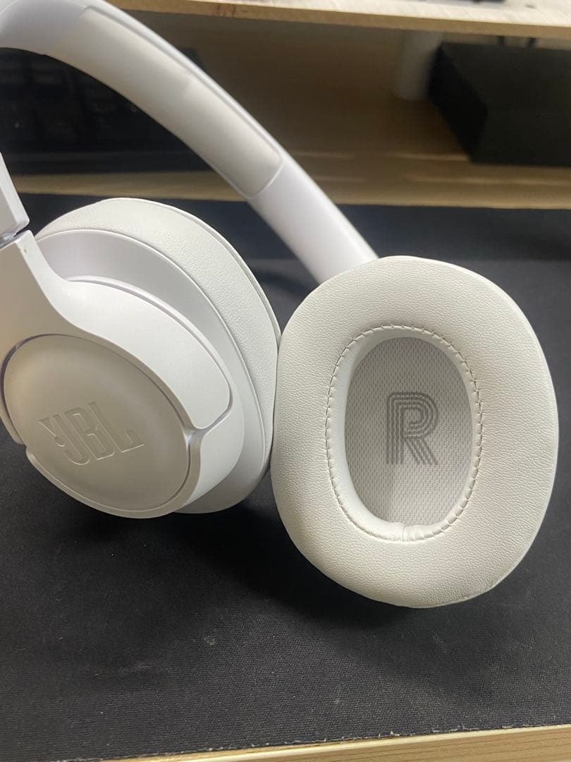 JBL ワイヤレスヘッドホン　白色　ホワイト