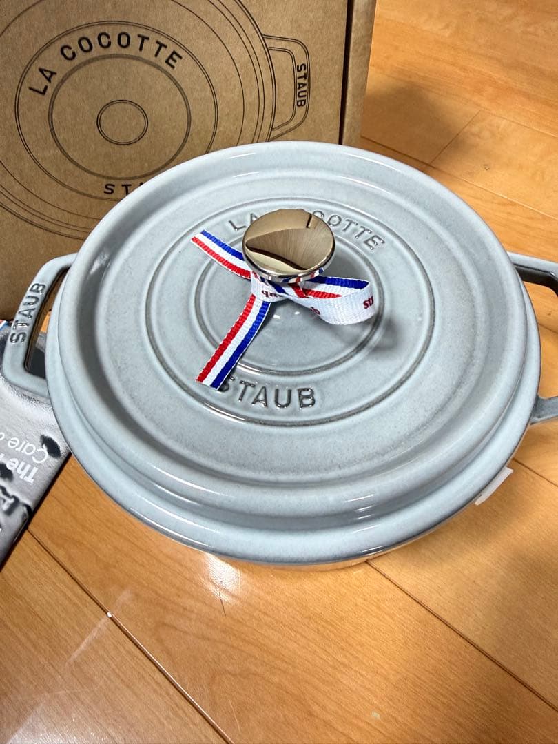 新品　Staub ストウブ22cm シリアルナンバー有 LA COCOTTE