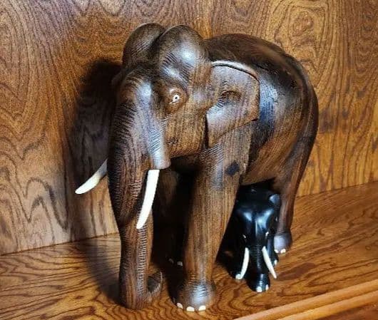 木製象と子象の彫刻