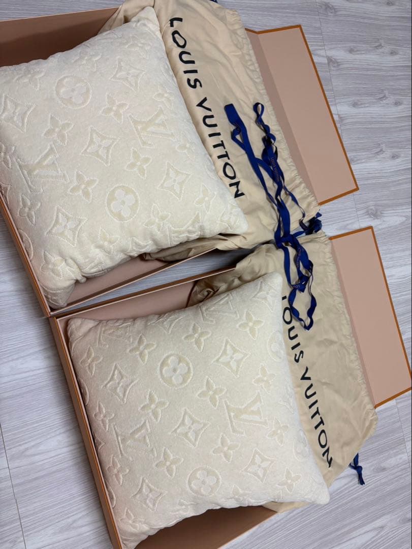 LOUIS VUITTON クッション モノグラム 2個セット　ルイヴィトン