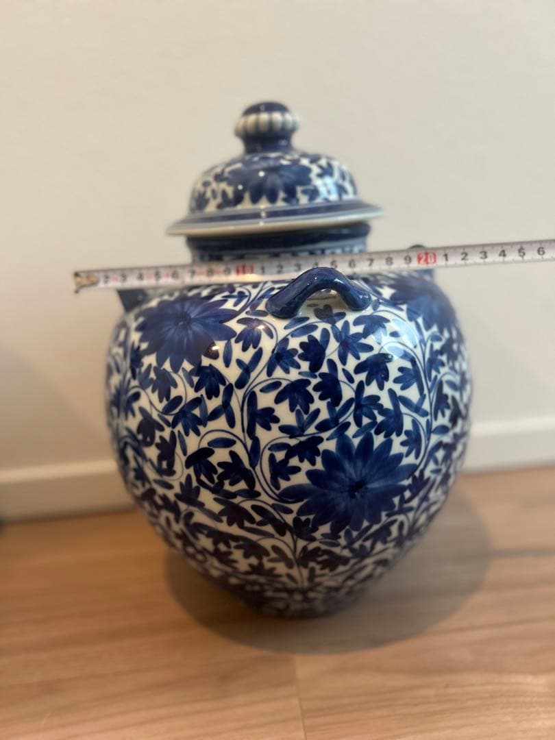 青と白の花柄の陶器の壺　中国伝統