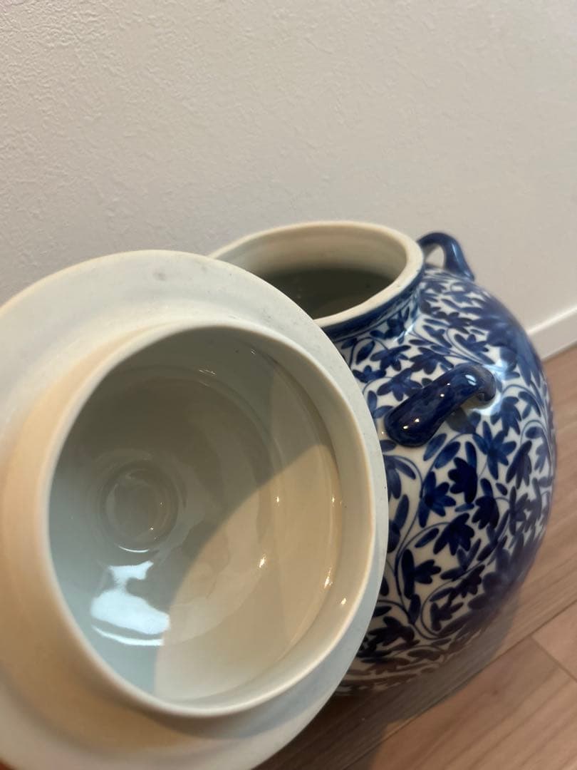 青と白の花柄の陶器の壺　中国伝統