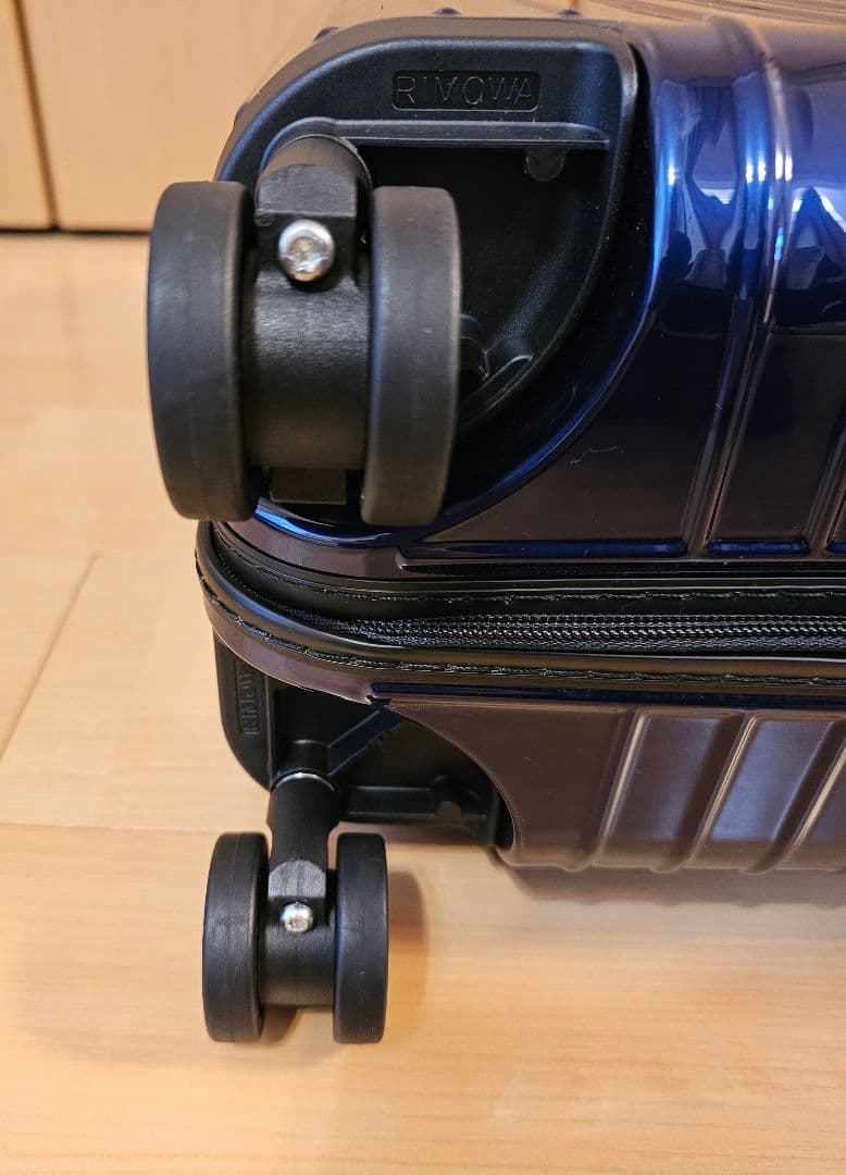 ☆ リモワ エッセンシャルライト キャビンS 31L グロスブルー 新品同様品