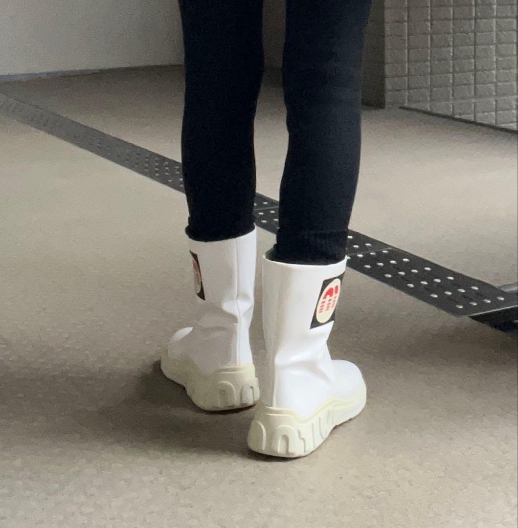 miumiu ホワイト ロゴ付き ショートブーツ