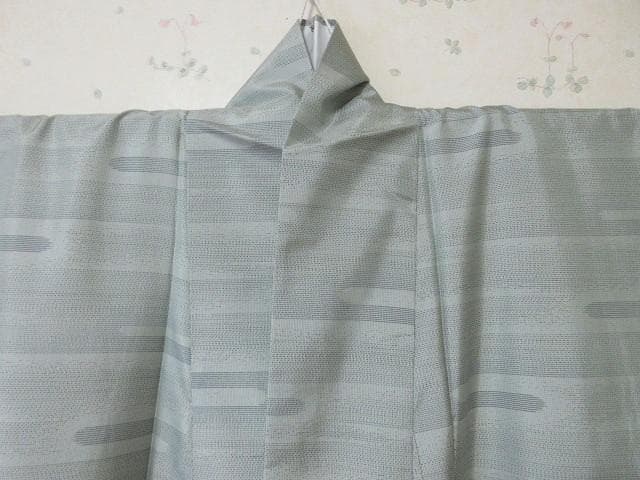 白大島紬：美品：横ランダムライン柄：淡いミントグリーン着物：袷正絹：P35