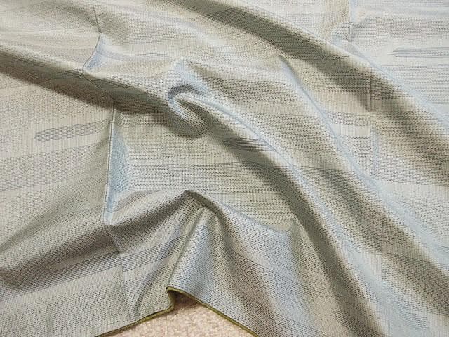 白大島紬：美品：横ランダムライン柄：淡いミントグリーン着物：袷正絹：P35