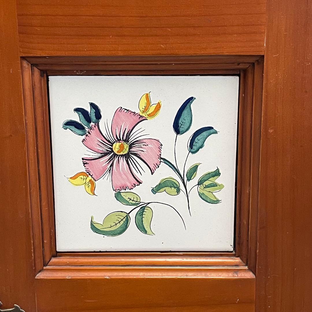 南欧風 タイルキャビネット 花柄 バレンシア調 サイドボード 収納家具