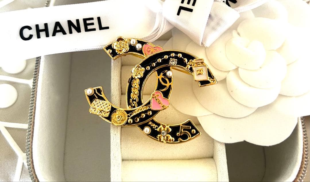 海外で買い集めた CCロゴブローチ ゴールド & チェーンイヤリング