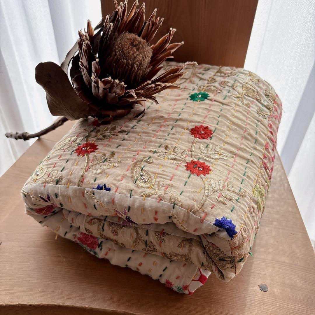 未使用❁エンブロイダリー　アイボリー　パッチワークカンタキルトマルチカバーラグ