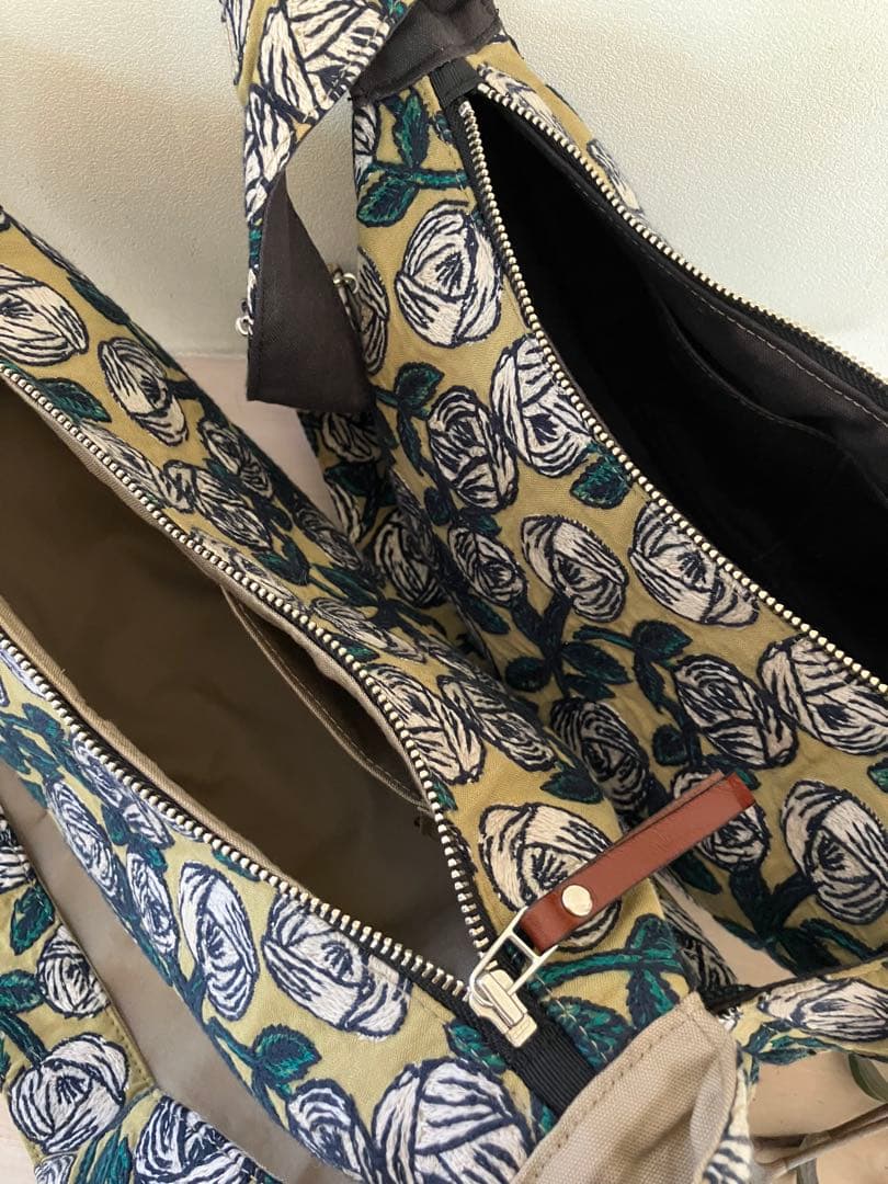 専用出品　rosy khakiボディバッグ