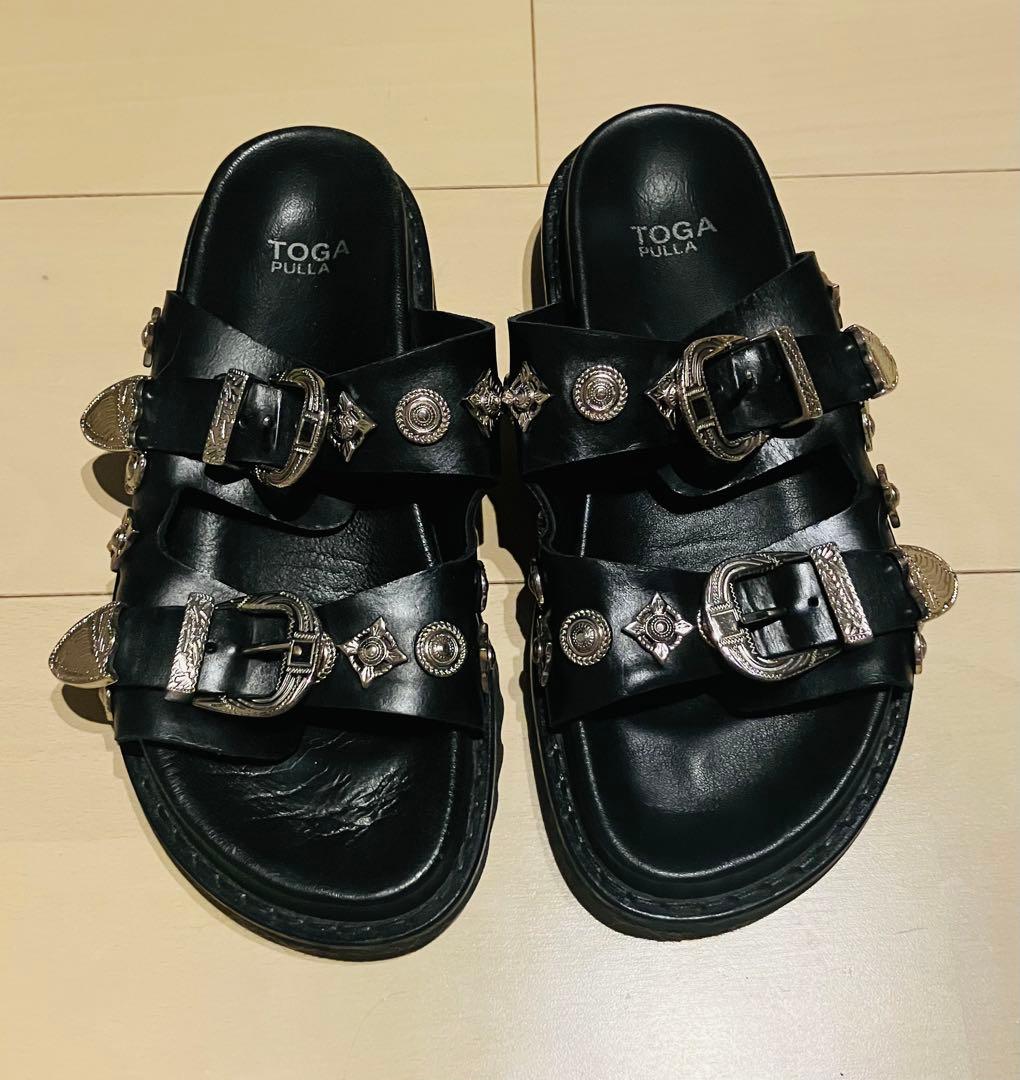 TOGA PULLA ブラック サンダル