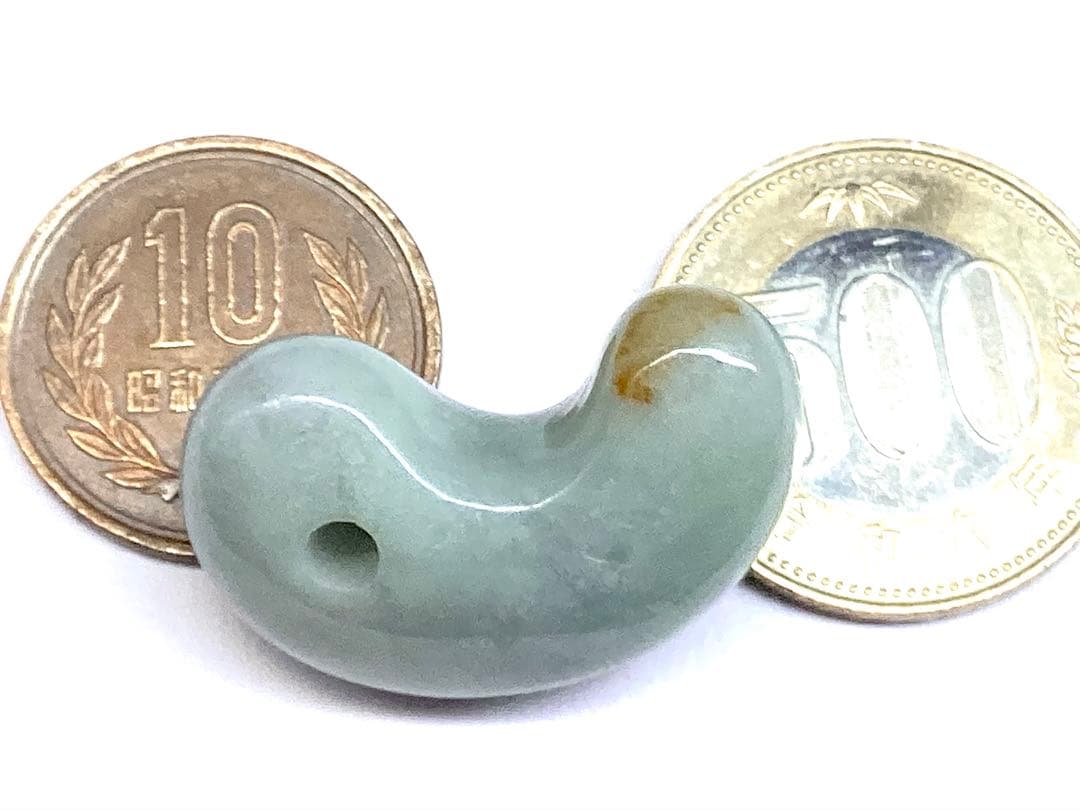 ✳紅色入り‼️ 繊細結晶の糸魚川翡翠勾玉　極上高品質の透過　本物を守護石に‼️