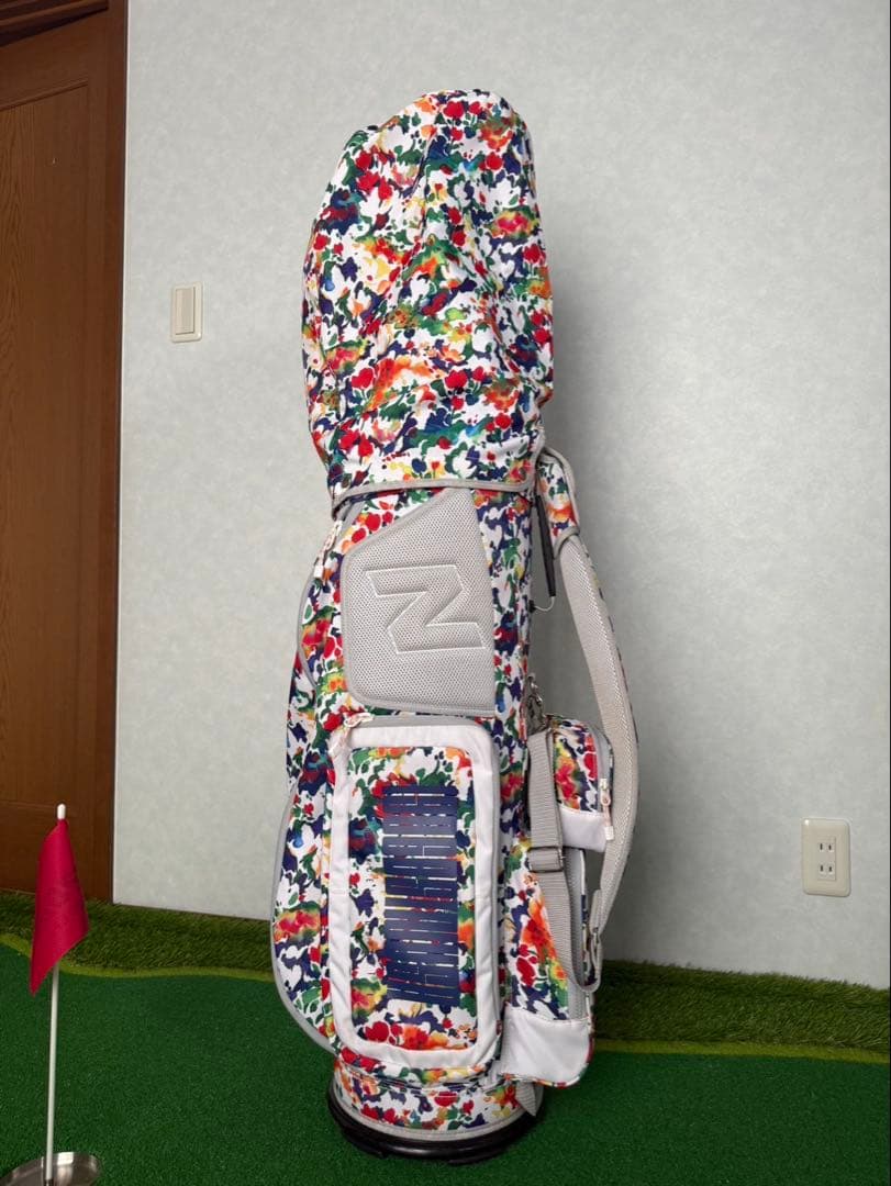 あゆみん　New Balance カラフル花柄 キャディバッグ