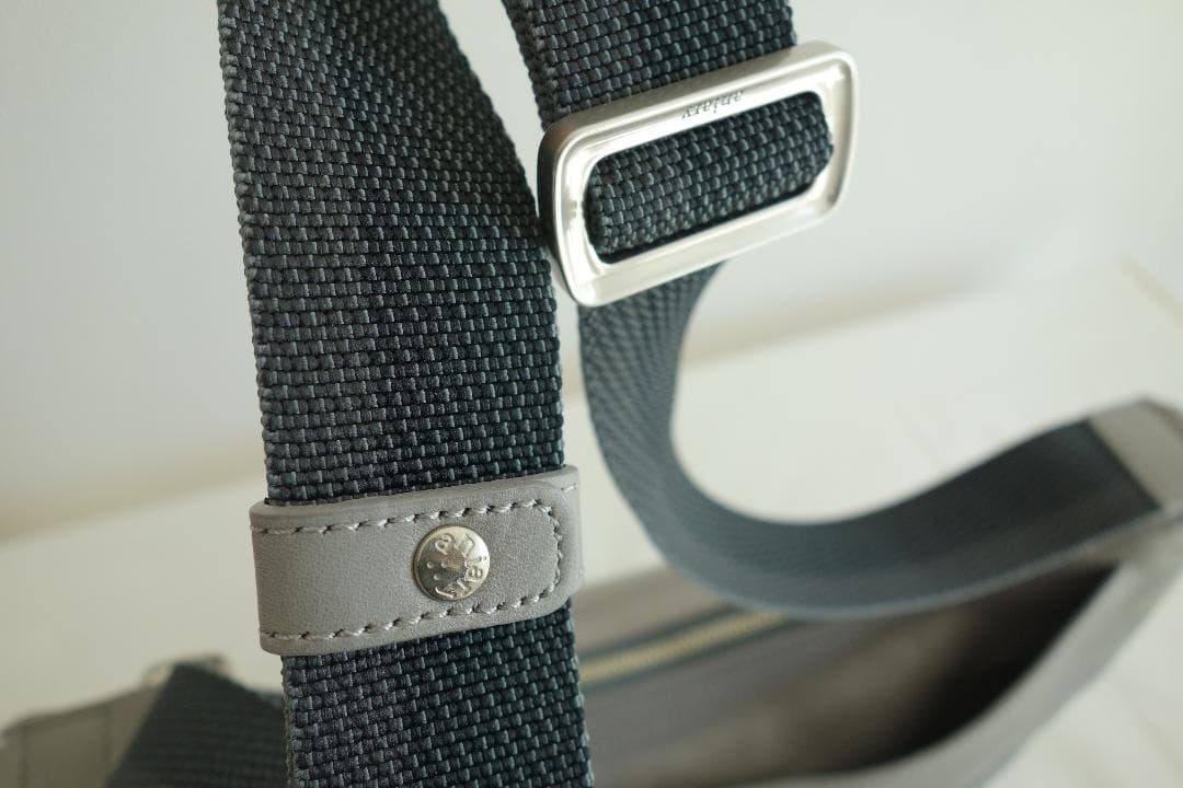 【美品】 aniary [アニアリ] ショルダーバッグ （ライトグレー）