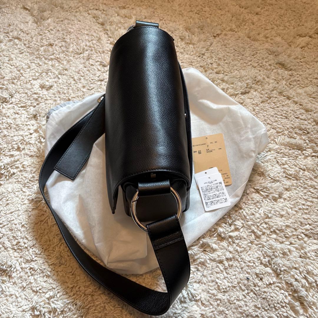 BEARDSLEYレザーボディーバッグ