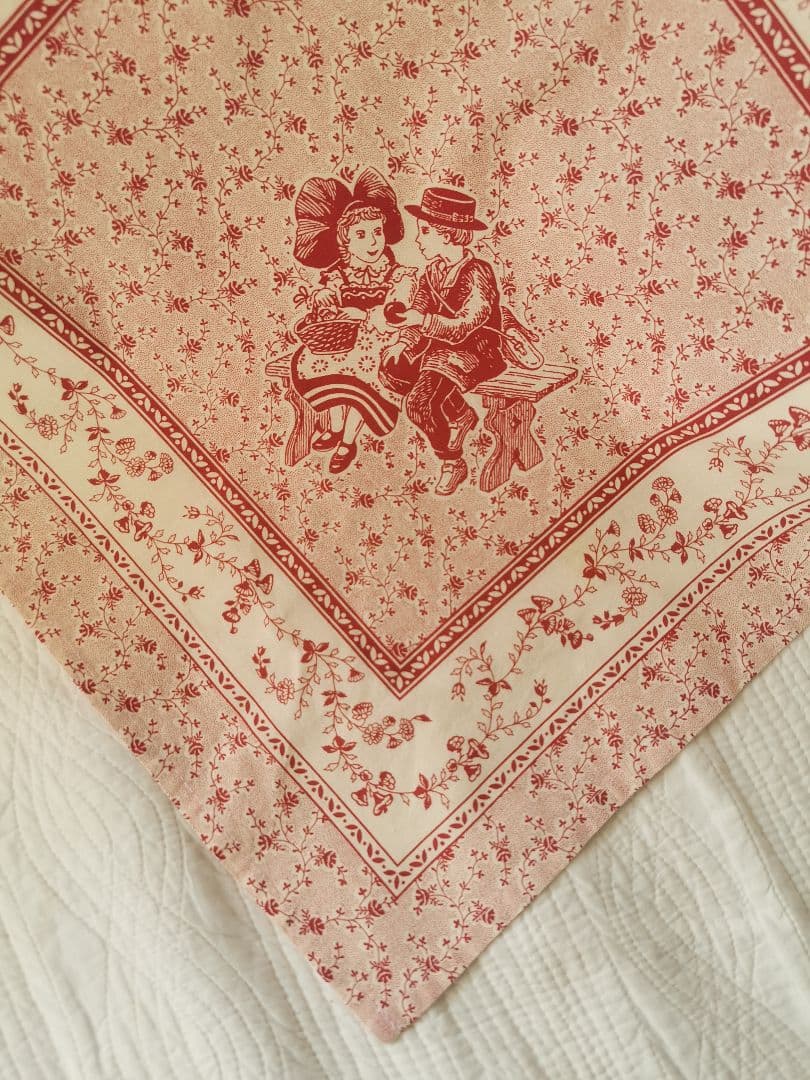 ヴィンテージフランスアルザス フォークロアの少女少女 林檎 小花のコットンクロス