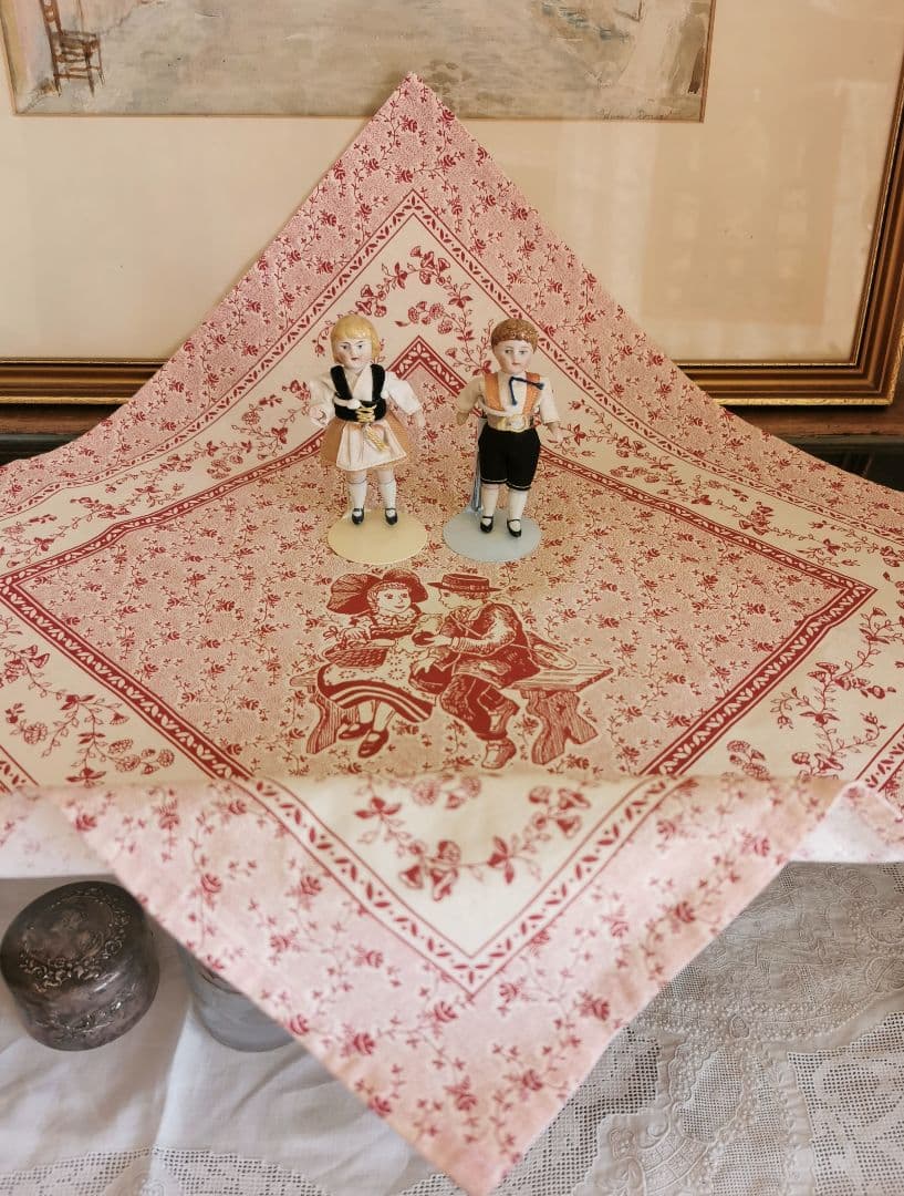 ヴィンテージフランスアルザス フォークロアの少女少女 林檎 小花のコットンクロス