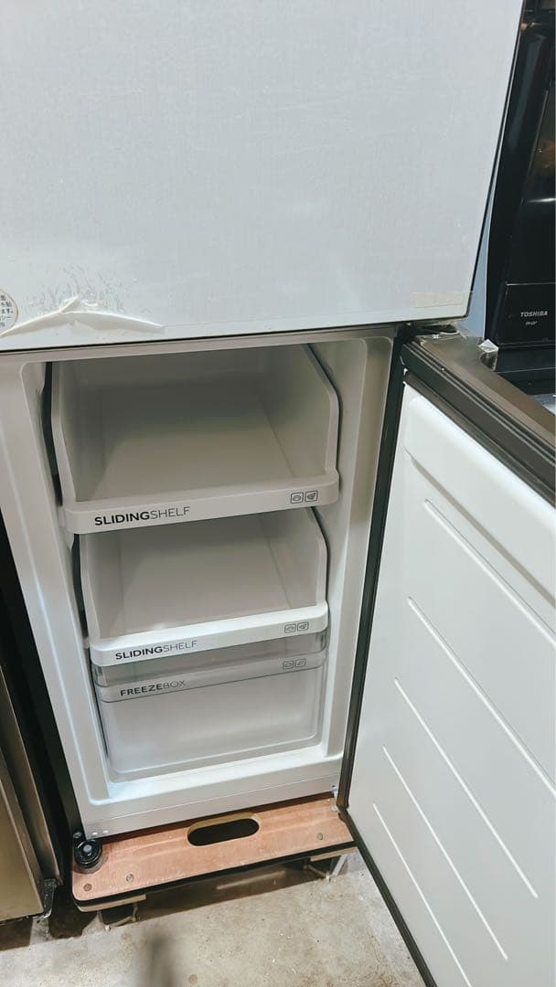 ホワイト冷蔵庫 IWBLP70003B 175cm