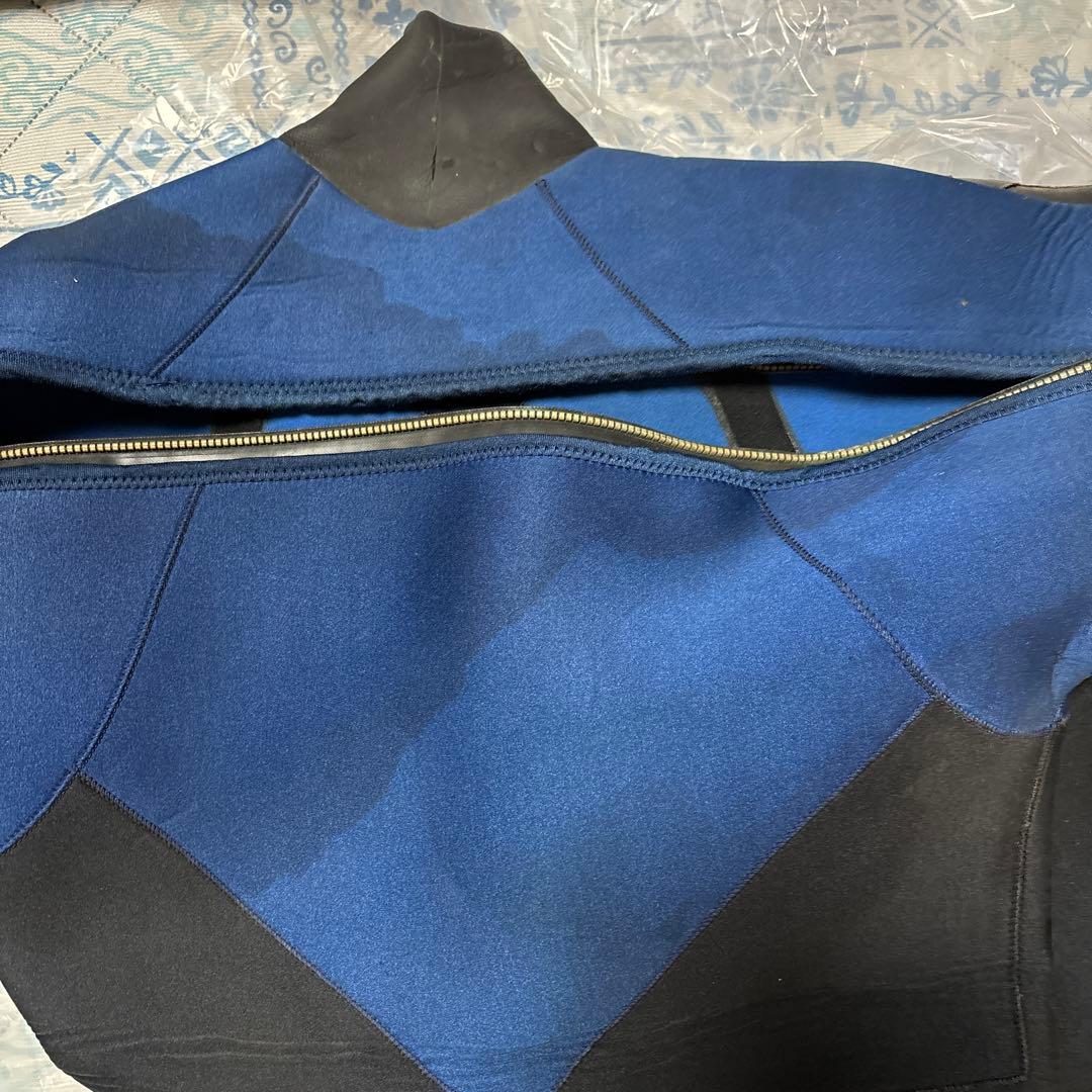 ウェットスーツ　スキューバダイビング