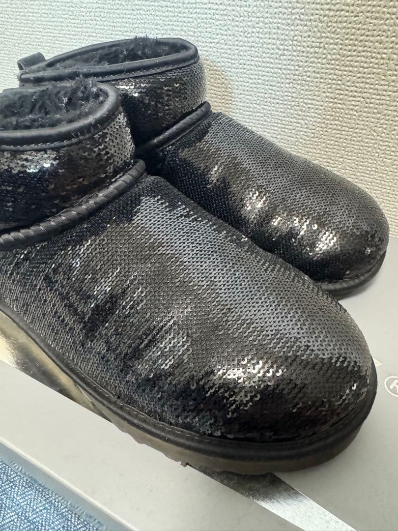 UGG ブラック ムートンブーツ スパンコール仕上げ
