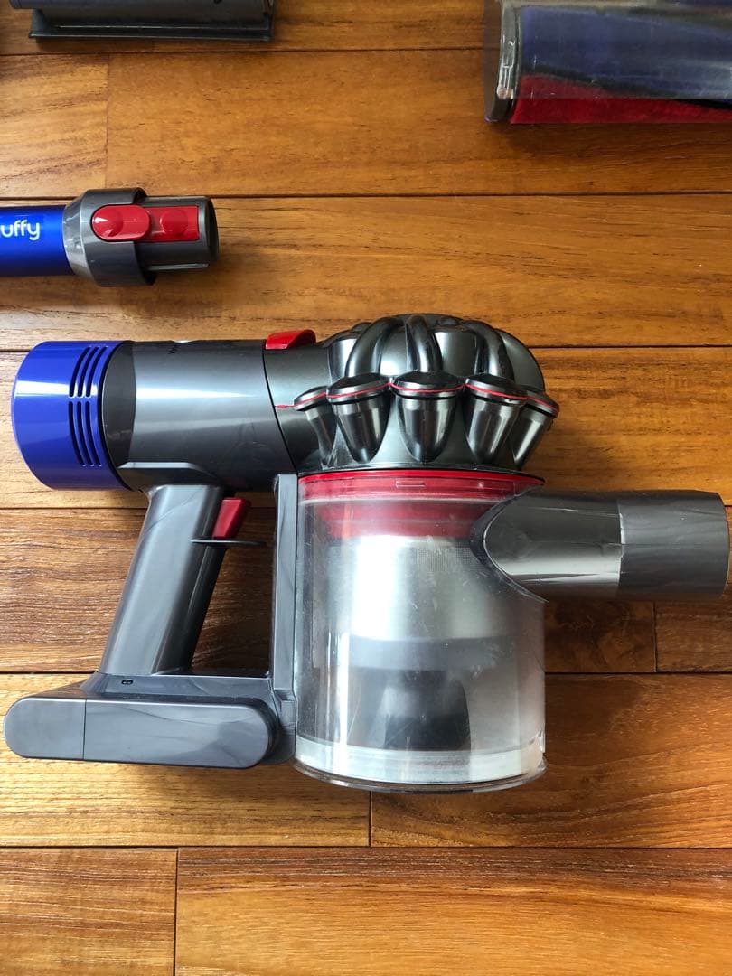 Dyson v7 fluffy 掃除機 完動品 充電器なし