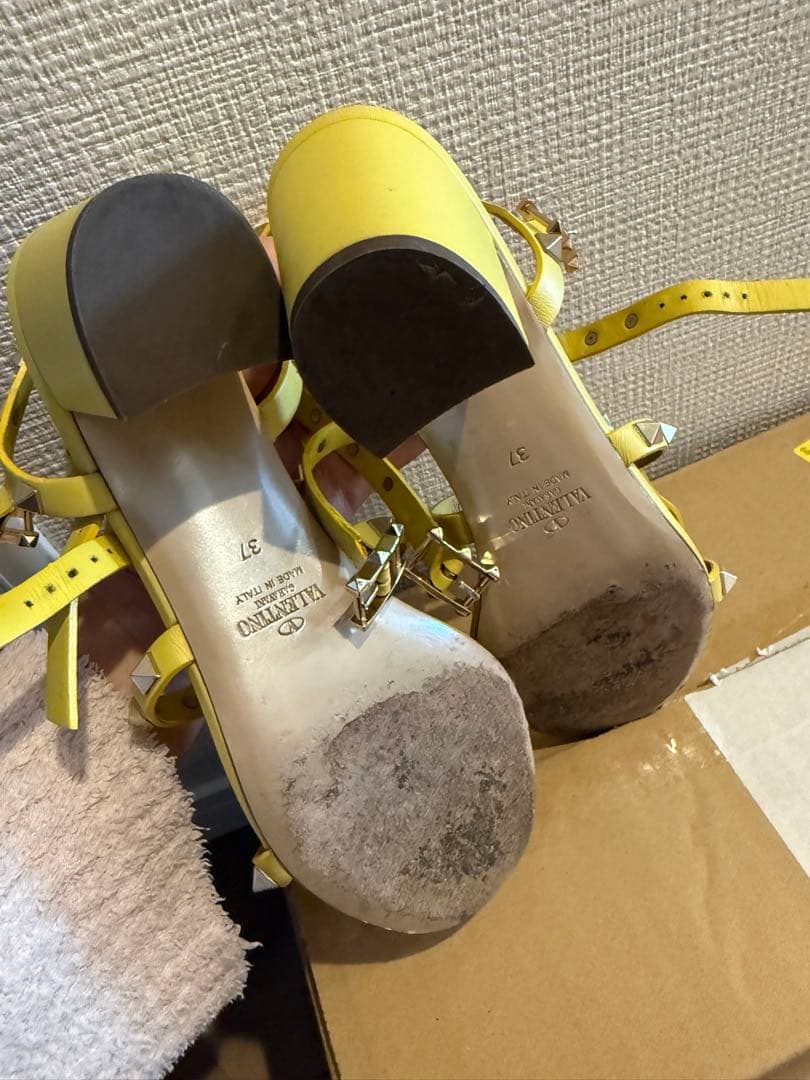 ヴァレンティノ イエロー スタッズ付きサンダル 37 来週11日までの出品