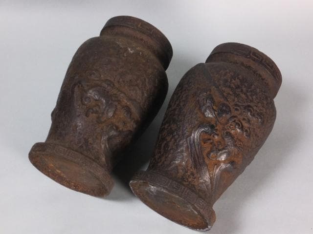 時代古鉄 華道具 在銘 花器 壺『荒膚地浮彫雲龍雷文　壱対』1128O