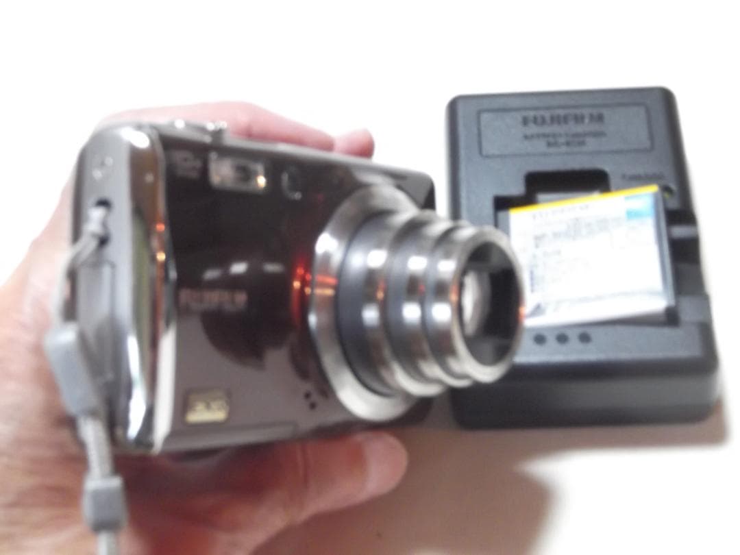 フジフィルムデジカメ　FINEPIX　F70　EXR　BW