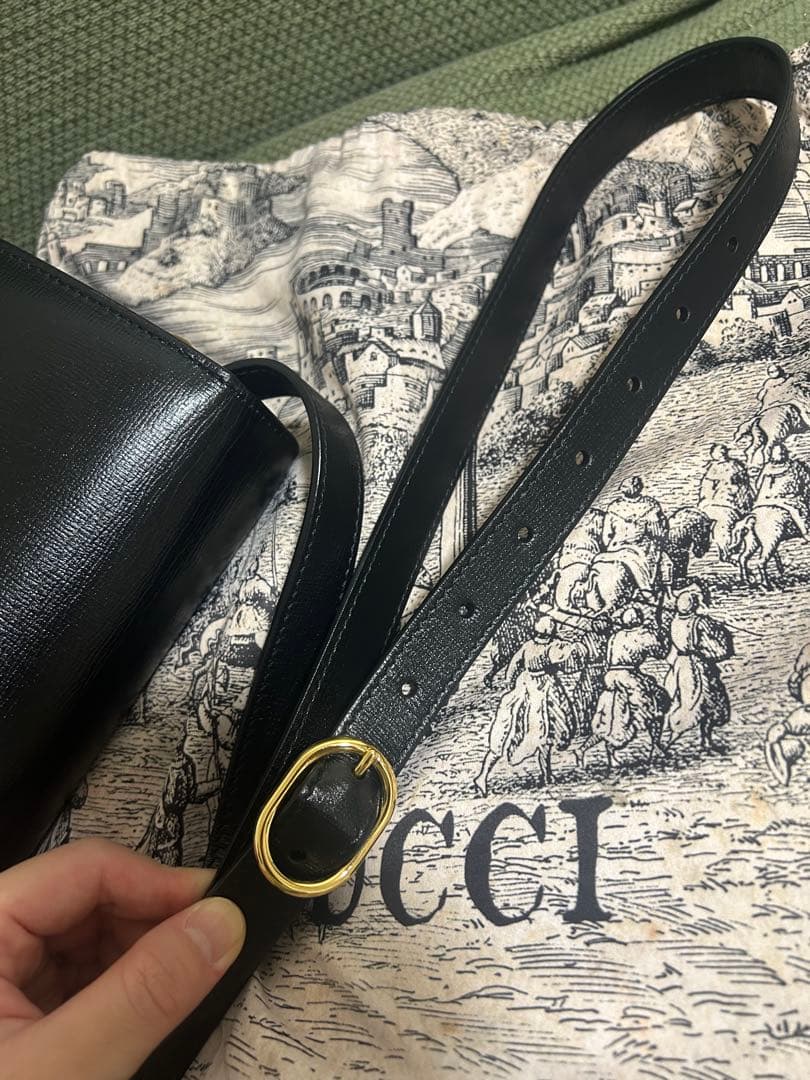 GUCCI ブラックレザーショルダーバッグ